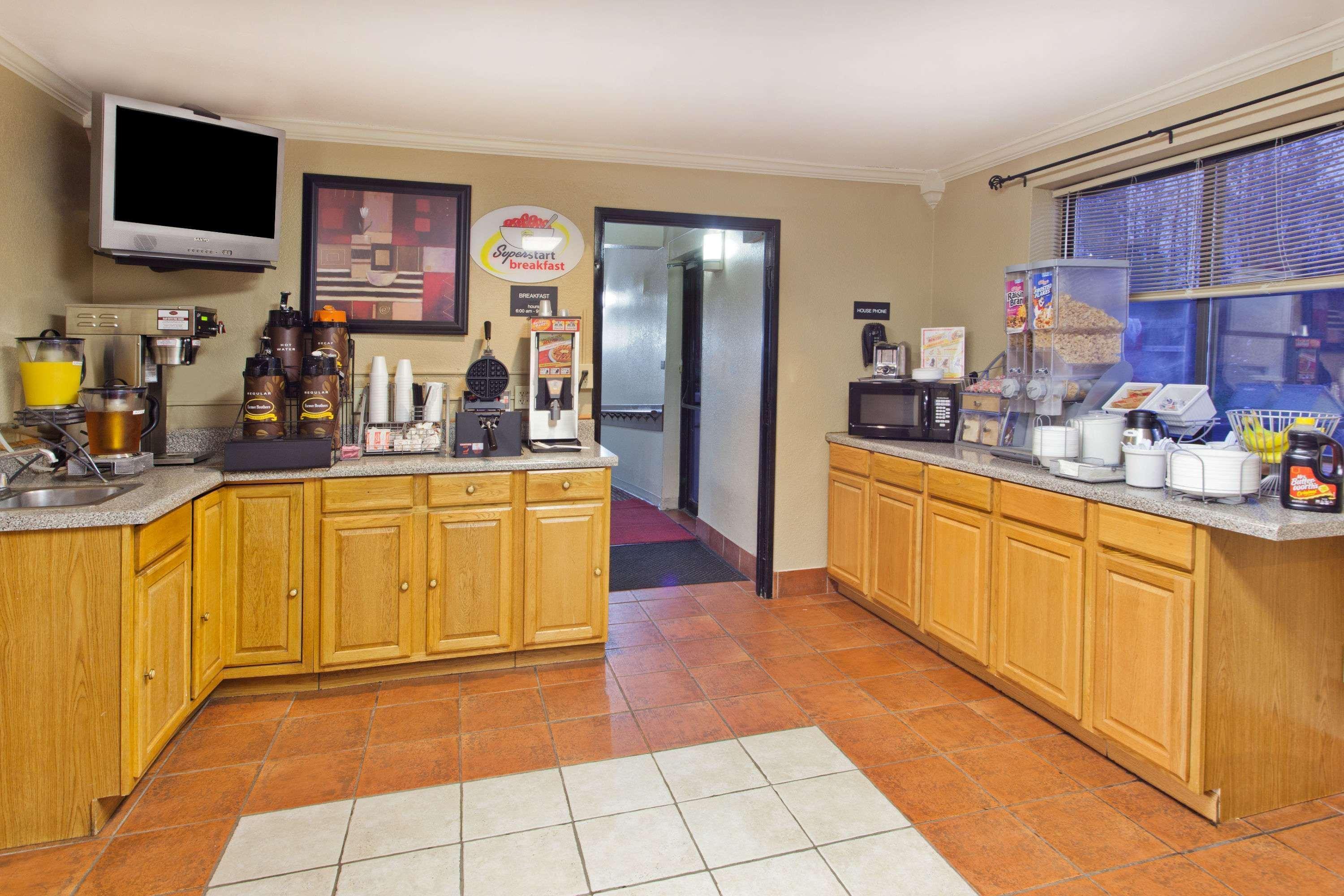Super 8 By Wyndham Tuscaloosa Hotel Luaran gambar