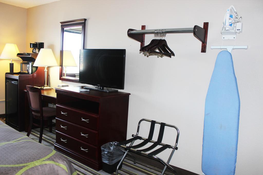 Super 8 By Wyndham Tuscaloosa Hotel Luaran gambar